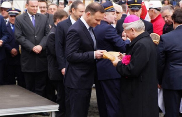 Prezydent Andrzej Duda z robotnikami w Kaliszu