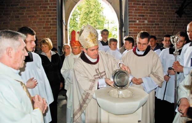 Bp Nitkiewicz poświęcił w Zawichoście nową chrzcielnicę, wotum
obchodzonego jubileuszu Chrztu Polski
