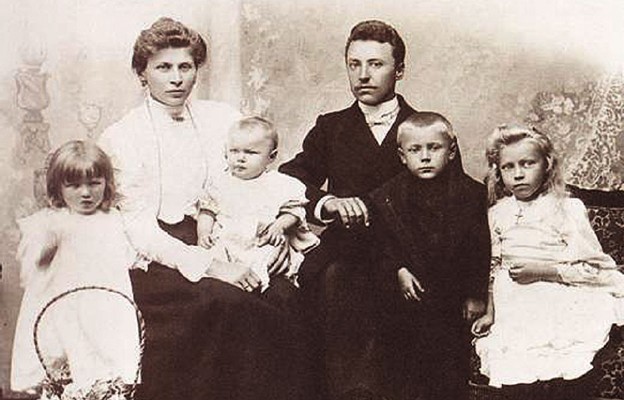 Stefan Wyszyński z rodzicami i rodzeństwem