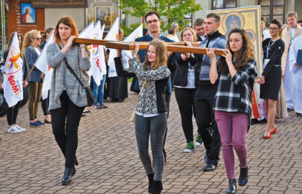 W pierwszej połowie maja symbole
Światowych Dni Młodzieży pielgrzymowały
po diecezji tarnowskiej. Na
zdjęciu młodzież z Bochni