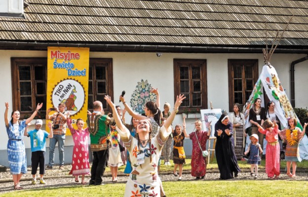 Dzieci mogą poznać kraje misyjne, dowiedzieć się, jak mieszkają
ludzie w tych miejscach