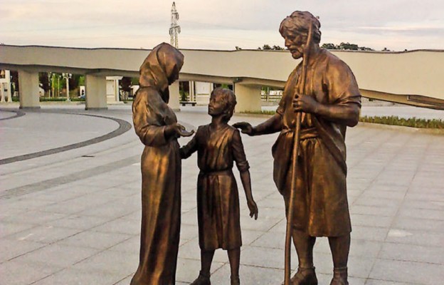 Pomnik Rodziny Nazaretańskiej przy sanktuarium pw. Maryi Gwiazdy Nowej Ewangelizacji i św. Jana Pawła II w Toruniu