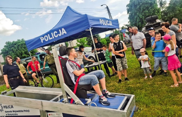 Komenda Powiatowa Policji w Hajnówce
pokazała sprzęt policyjny i symulator wypadków