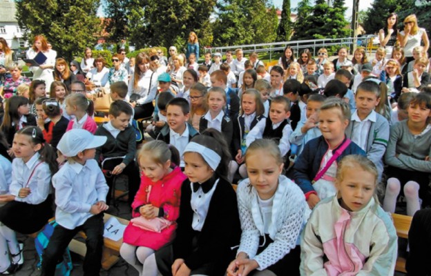 Uroczystości rocznicowe odbyły się na placu szkolnym