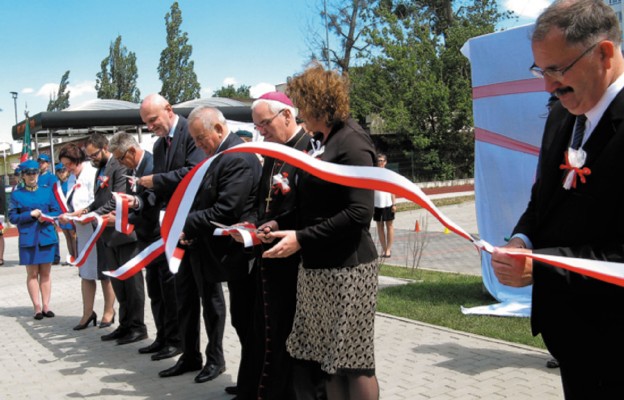 Symboliczne przecięcie wstęgi przez honorowych gości