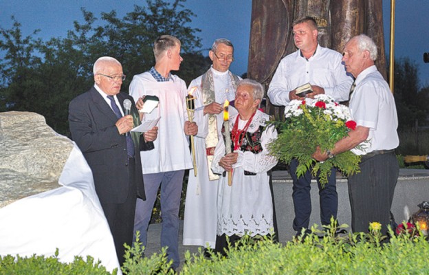 Apel pokoleniowy z poświęceniem odnowionego pomnika św. Jana Pawła II
i odsłonięciem obelisku z tablicą fundacyjną pomnika