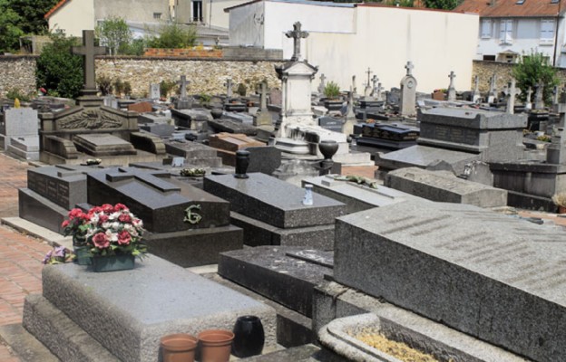 Na cmentarzu Les Champeaux w 72 grobach pochowanych jest ok. 700 Polaków