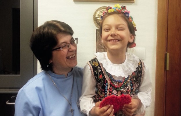 7-letnia Marysia przed szpitalną kaplicą. Dziewczynka spędziła w Prokocimiu
wiele dni. Teraz cieszy się wspaniałym zdrowiem. Dla papieża Franciszka
przywiozła z domu zrobione przez siebie piękne serce i portret