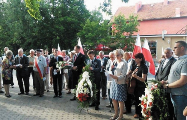 Składanie kwiatów pod pomnikiem repatriantów z Kresów Wschodnich