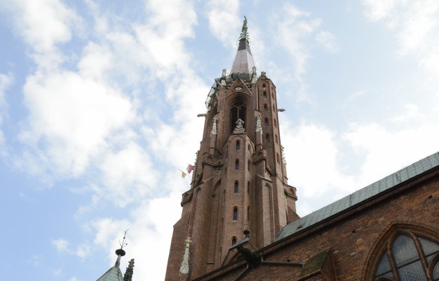 Wieża kościoła pw. Wniebowzięcia NMP w Bielawie