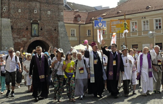 Na czele pielgrzymki idą abp Stanisław Budzik oraz ks. Mirosław Ładniak