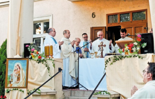 Bp Józef Szamocki przewodniczy Mszy św. na dziedzińcu łasińskiego
Karmelu