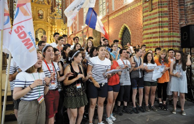Młodzi z Francji wielbią Boga pieśnią w kościele pw. św. Jakuba w Toruniu