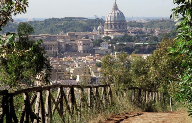 Widok na Rzym ze wzgórza Monte Mario. To z tego miejsca pielgrzymi podróżujący via Francigena
po raz pierwszy mogli zobaczyć cel ich pielgrzymki – Bazylikę św. Piotra
