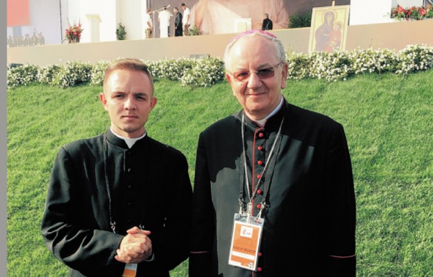 Abp Stanisław Budzik i Piotr Kanak na krakowskich Błoniach