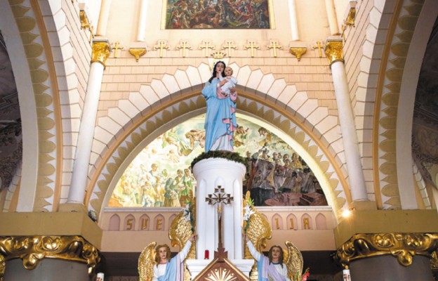 Figura Matki Bożej w kaplicy, postawionej w miejscu objawienia