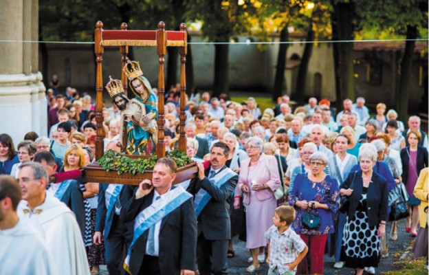 Procesja z figurą Matki Bożej Bolesnej