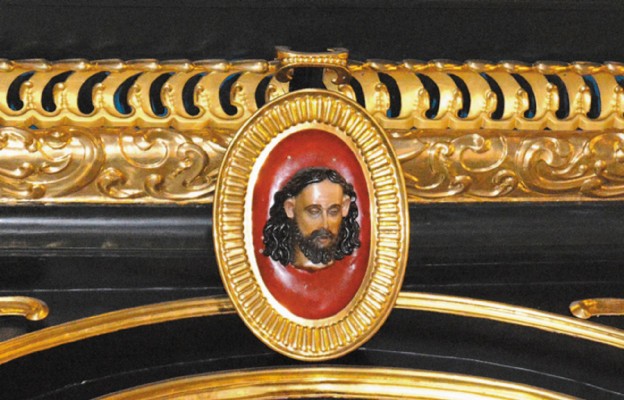 Płaskorzeźba głowy
św. Jana Chrzciciela
w ołtarzu głównym