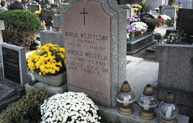 Grób Macieja Wojtyły na cmentarzu bielskiej parafii Opatrzności Bożej