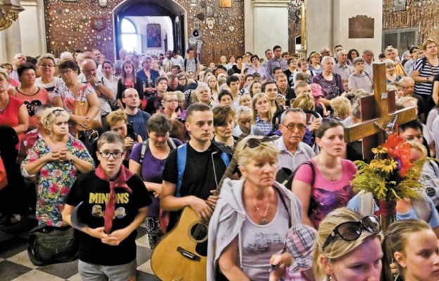 Pątnicy w Kaplicy Cudownego Obrazu Matki Bożej Częstochowskiej na Jasnej Górze