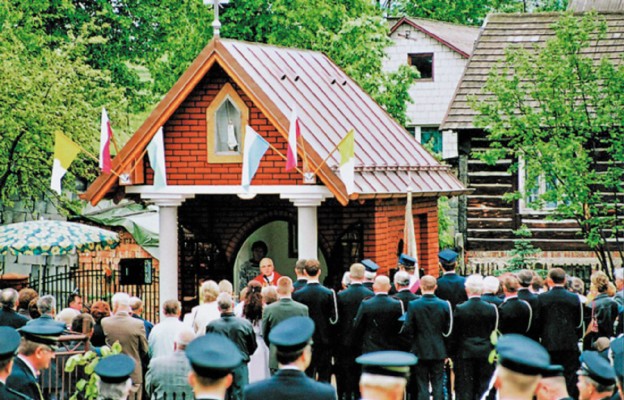 Poświęcenie nowej kapliczki w Zimnodole 21 maja 2003 r.