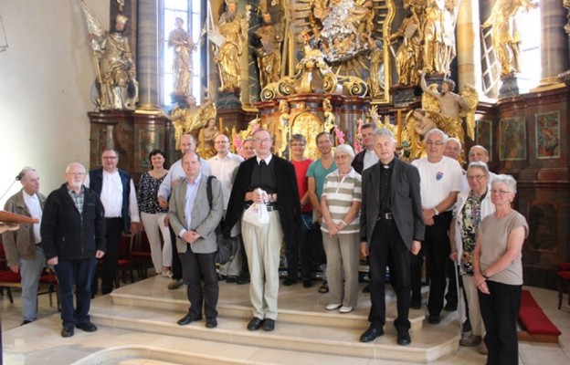 Goście z Niemiec zwiedzają bolesławiecką Bazylikę Maryjną
