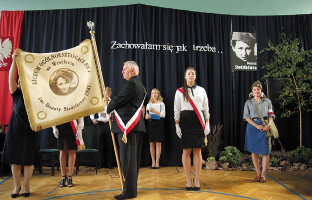 Uroczystość poświęcenia sztandaru I LO we Wrocławiu im. Danuty
Siedzikówny, ps. Inka