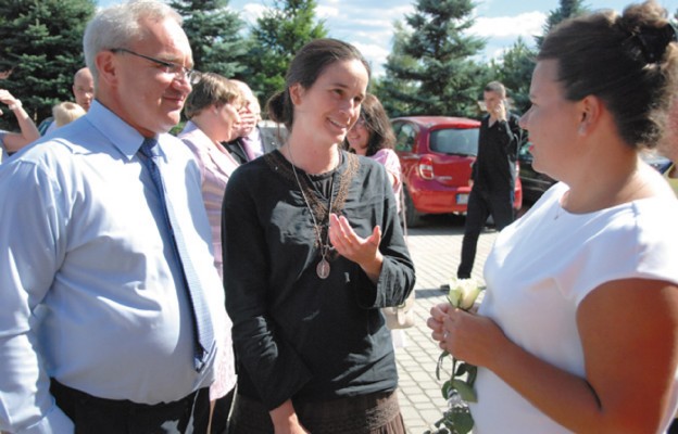 Mary Wagner otrzymuje białe róże od działaczy pro-life