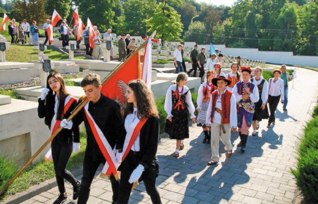 Delegacje z Podkarpacia na cmentarzu Obrońców Lwowa