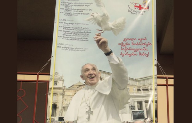 Na wiele tygodni przed pielgrzymką budynki Tbilisi ozdobione są
plakatami zapraszającymi do udziału we Mszy św. z Franciszkiem