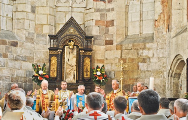 Prymas senior abp Józef Kowalczyk i biskupi kieleccy przewodniczą jubileuszowej Mszy św. w Wiślicy