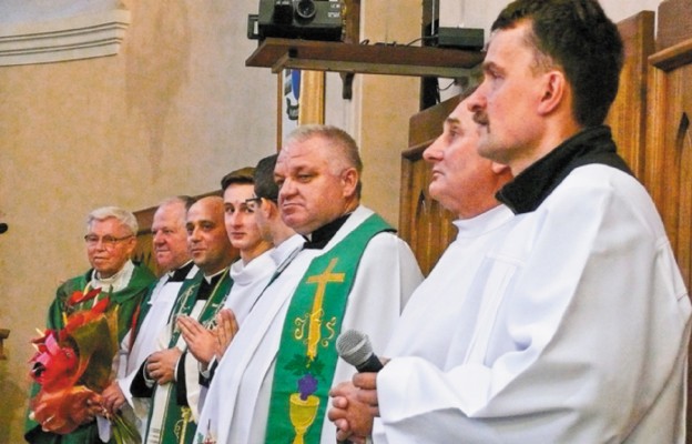 Proboszczem parafii jest ks. Zbigniew Fidut (trzeci z prawej)
