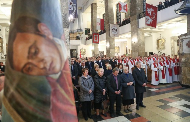 Msza św. w sanktuarium bł. Księdz Popiełuszki przy parafii św. Stanisława Kostki na Żoliborzu w Warszawie w 32. rocznice męczeńskiej śmierci ks. Jerzego