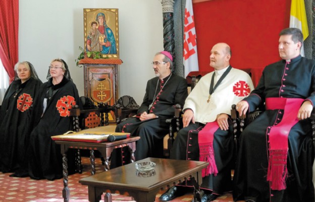 Ks. prał. Stanisław Gasiński w towarzystwie m.in. abp. Pierbattisty
Pizzaballi OFM