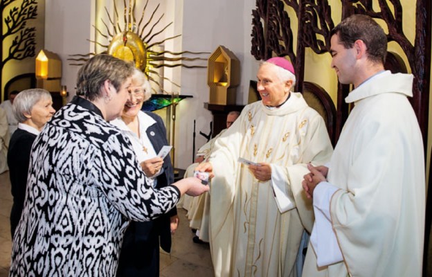 Abp Edward Ozorowski z przedstawicielkami Czcicieli Miłosierdzia Bożego – najstarszej wspólnoty
w parafii na toruńskich Wrzosach