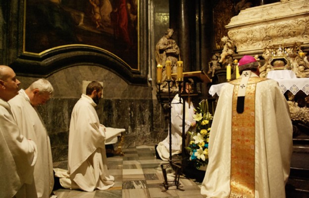 Przy relikwiach bł. Czesława  abp Józef Kupny modlił się z dominikanami i wiernymi Litanią do Patrona Miasta