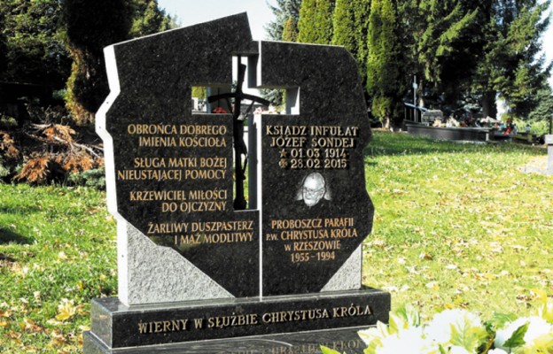 Nagrobek ks. Józefa Sondeja na cmentarzu Wilkowyja w Rzeszowie
