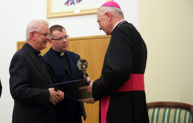 Nagroda tn kul: Nagrodę abp. Stanisławowi Gądeckiemu wręczają ks. A. Eckmann i ks. M. Sitarz 