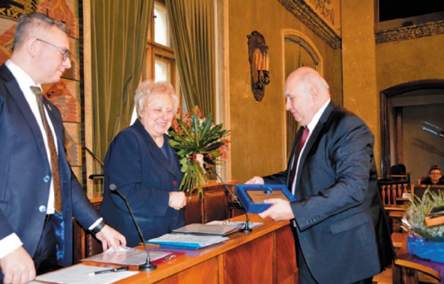 Prezes TPCH dr Jolanta Stokłosa przyjmuje gratulacje od przedstawiciela
krakowskiego samorządu