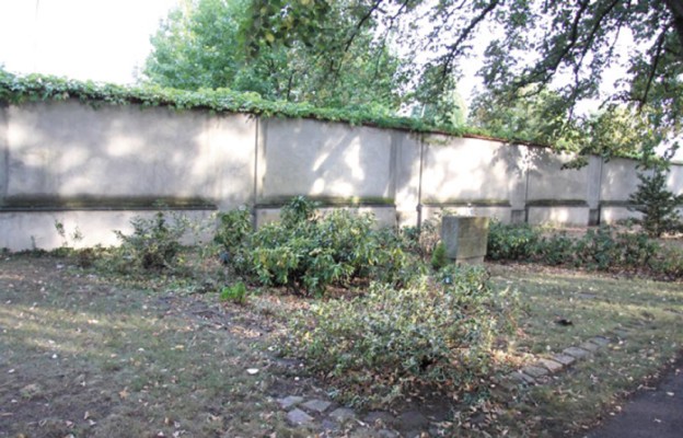 Zbiorowa mogiła na cmentarzu w Berlinie
-Altglienicke, w której pochowano m.in. urny ze szczątkami 18 polskich księży pomordowanych w KL Sachsenhausen