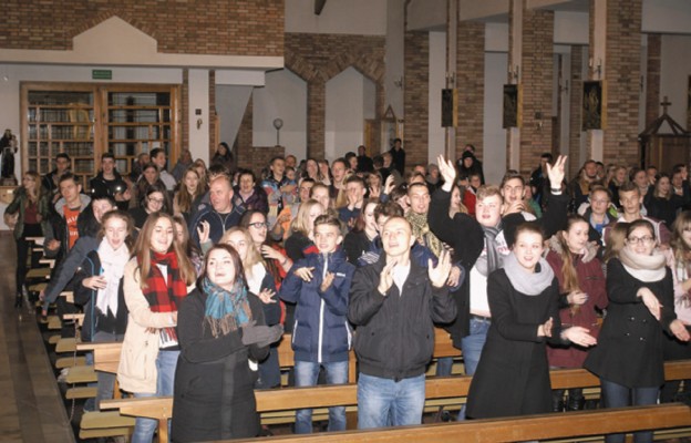 Podczas koncertu uwielbieniowego w parafii Podwyższenia Krzyża Świętego w Sosnowcu-Środuli