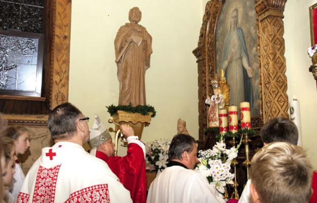 Bp Piotr Greger poświęcił figurę Praskiego Dzieciątka w ramach wizytacji kanonicznej