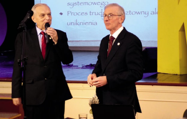 Prof. Tomasza Arciszewskiego (z prawej) witał
w Legnicy prezes TPD Kazimierz Pleśniak