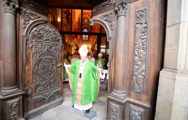 Abp Józef Kupny zamyka bramę miłosierdzia we wrocławskiej katedrze