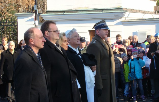  O. Rakoczy razem przedstawicielami władz państwowych złożyli wieniec przed pomnikiem marszałka Józefa Piłsudskiego