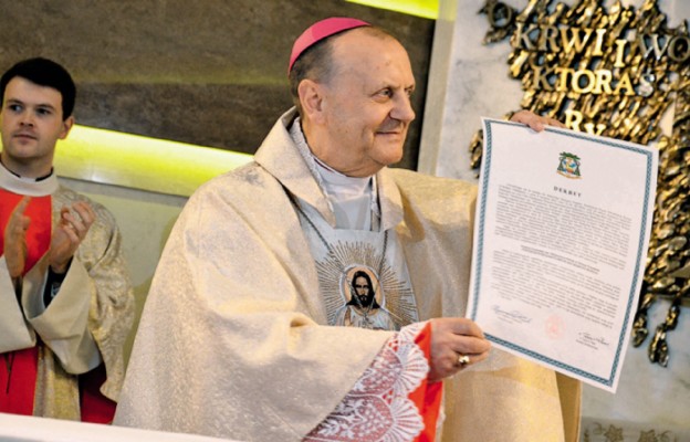 Dekret wiernym zgromadzonym na Eucharystii zaprezentował pasterz
diecezji bp Tadeusz Pikus