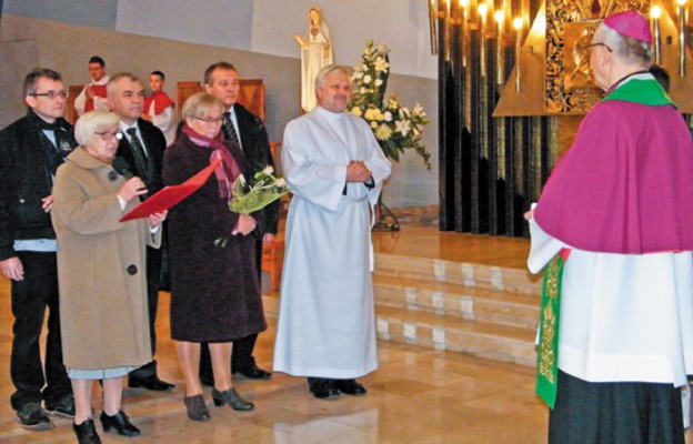 Powitanie bp. Mieczysława Cisło we wspólnocie parafialnej