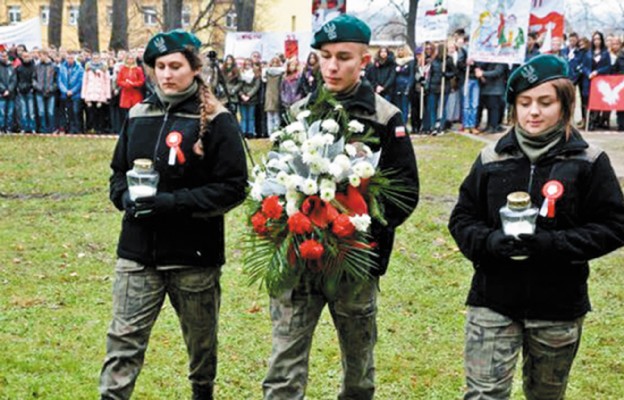 Apel Poległych, złożenie kwiatów i zapalenie zniczy, to stałe elementy
patriotycznych obchodów