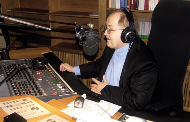 Ojciec dyrektor Tadeusz Rydzyk
przy radiowej konsolecie w łączności ze słuchaczami