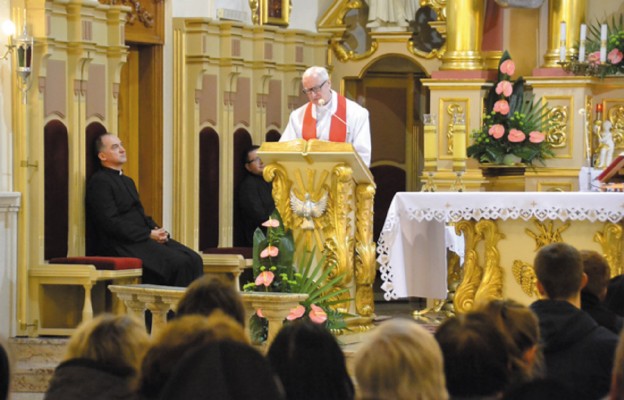 Kaznodzieja i autor wielu książek o tematyce religijnej dzielił się swoją wiedzą i doświadczeniem podczas katechezy w Hałcnowie